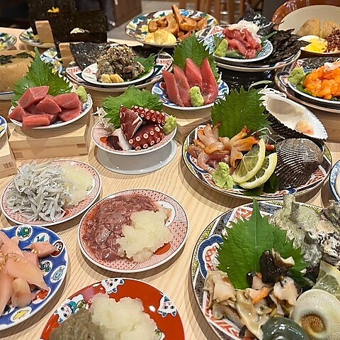 豊洲等から直接仕入れた新鮮な海鮮を日替わりで堪能！生簀の貝や赤酢の本格的な握り！