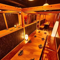 ●貸切　25名～最大36名様まで可能海鮮居酒屋では団体様向けの座敷フロアの貸切を受けております。お人数様に合わせて最適な広さの上質な空間で高品質なお時間をお過ごし頂けます。料理の品質は雰囲気から、店内の雰囲気をも調味料にで思い出に残るような宴会に彩っておもてなしさせて頂きます。