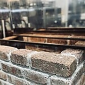 【炭焼き台】炭焼き炉でじっくりと焼き上げた魚は格別な美味しさ。炭の香ばしさや香りも相まって極上の味わいをお愉しみいただけます。