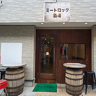 西洋の酒場を感じる門構えが目印！