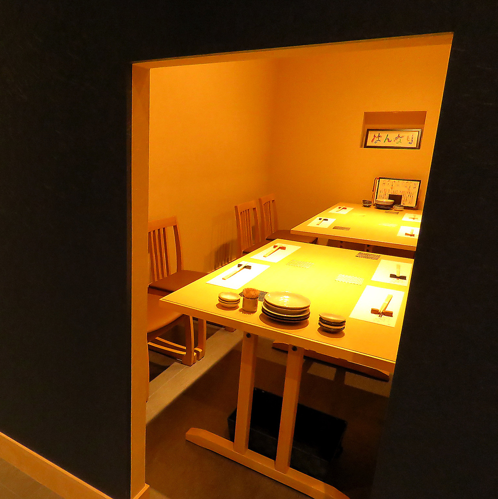 【テーブル個室】入り口天井を低くし密室感が強いタイプの個室。隠れ家的な演出をお楽しみください。