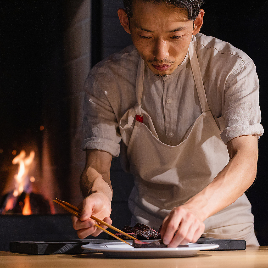 薪火を使い、食材の魅力を最大限に引き出したとっておきの一皿をお楽しみください