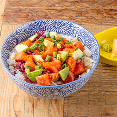 サーモンとアボカドのポキ丼