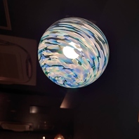 お洒落で綺麗なグラスインテリアが、照明を優しく反射♪