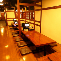 落ち着いた雰囲気の掘りごたつ席。くつろぎながらご宴会をお楽しみいただけます。