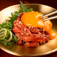 ◆ユッケ風レアステーキ◆まずは上質な赤身もも肉の濃厚な味わいをそのまま楽しんで頂き、次に卵黄を潰してユッケに絡めてお召し上がり下さい♪(韓国料理/サムギョプサル/鍋/居酒屋/食べ放題/食べ飲み放題/大阪/梅田/チーズ/貸切/韓国/梅田韓国料理/個室/焼肉）