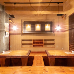 当店では、8名様掛けのテーブル席を3席ご用意しております。6名様からご利用いただけますので、二次会や三次会などでもお気軽にご来店ください。テーブル同士をつなげることで、最大16名様までご着席いただけます。大人数での飲み会も歓迎しておりますので、会社での宴会やサークルの集まりなどでぜひご利用ください!