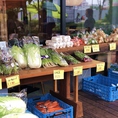 毎週土曜日（季節によっては不定期開催）に、当店店先にて地元立川農家さんが朝どれ野菜の直売を行っています。是非ご利用ください。