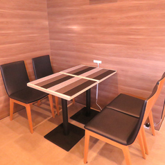 パーテーションで区切って半個室としても使えるテーブル席をご用意。