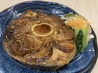 夜の名物！まぐろ尾の身のステーキ