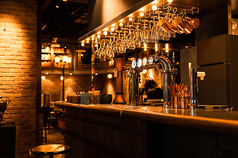 お一人様でも気軽に立ち寄れるカウンター席は、スタッフとの会話を楽しんだり、目の前で繰り広げられる調理風景を眺めたりと、ライブ感あふれるひとときを過ごせます。仕事帰りの一杯や、デートでの利用にも最適です。