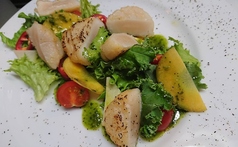 活ホタテと季節野菜の炭火焼