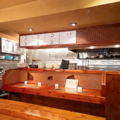 当店では、カウンター席を4席ご用意しております。おひとり様でのご来店にもデートでのご利用にもオススメです。駅から徒歩5分以内なので、お仕事終わりにふらっと立ち寄るのも◎ほかの席とは間隔が空いておりますので、周囲を気にすることなくゆったりお食事をお楽しみいただけます。特別な時間をお過ごしください。