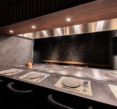 お客さまの目の前で、鮮やかに焼き上げるパフォーマンスとともにお楽しみください。