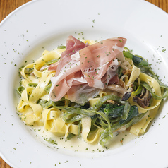 2色のフェットチーネを使ったイタリア産生ハム、キノコ、ほうれん草のめんたいこクリーム!!