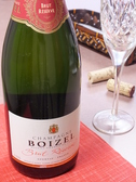 ≪ボワゼル≫毎年カンヌ映画祭で全招待客に振る舞われるワインです。こだわりの3年熟成。フルーティーで滑らかな口当たりが特徴です。