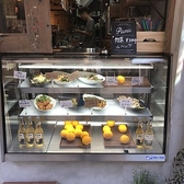 店頭には冷蔵ショーケースを設置しており、日替わりのお惣菜やこだわりの手作りお弁当を販売しています♪ご自宅での食卓を彩る一品として、またランチにも最適です。ぜひお気軽にお立ち寄りください。