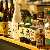 専門家が選ぶワインや各地の地酒など多彩な一杯が揃う