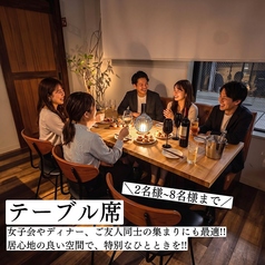 当店には、2～6席のテーブルが1つございます。夜の女子会やディナー、ご友人同士の集まりにも最適なスペースです。楽しい会話と美味しい料理を楽しみながら、ゆったりとリラックスしたひとときをお過ごしください。アットホームな雰囲気で、特別な時間をお楽しみいただけます。