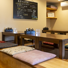 掘りごたつ式のテーブル席は、足をゆったり伸ばせる快適なつくりで、長時間でもくつろいで過ごせるのが魅力。2～4名用で配置されており、ご家族や夫婦、少人数の会食にもぴったり。靴を脱いで過ごすスタイルが、より一層落ち着いた時間を演出します。