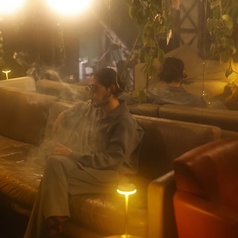 あたたかな間接照明と豊かな植物に囲まれた店内には、静かなJazzが流れ、思わず深呼吸したくなるような心地よさ。