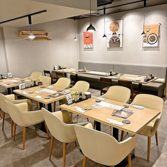 開放的なスペースに明るい照明でお食事の場も盛り上がること間違いなし！