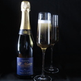 【お祝いの席や接待の際の乾杯には…。】 黄金色の白ワインと弾ける泡。光を反射する白と、光を吸い込む金。器の個性が酒の表情を変える。