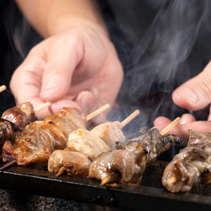 備長炭火香る地鶏を使用した串焼きはジューシー絶品！