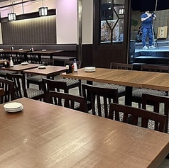 最大16名様でご利用いただけるフロア貸切も承ります。一体感のある空間で、周りを気にせず仲間と盛り上がれます！大人数でのご宴会や貸切パーティーに最適です♪