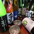 【銘酒を取り揃え】全国から厳選した銘酒の数々。銀の徳利は日本酒のキレを、陶器は焼酎の深みを、グラスは白ワインの香りを。銘柄の個性を器が完成させます。