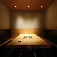 特別なデートや大切な記念日を祝うのに最適な4名様用の個室をご用意。プライベート感あふれる空間で、心ゆくまでお食事をお楽しみいただけます。大切な人との特別な時間を、静かな環境でお過ごしください。
