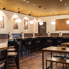 4人掛けのテーブル席は、会話を楽しむのにちょうどいい距離感を意識したレイアウト。落ち着いた照明とシンプルな内装が、肩肘張らない居心地の良さを演出します。同僚との仕事終わりの食事や、気心の知れた友人との何気ない集まりにおすすめ。日常使いしやすい万能な席として活躍します。