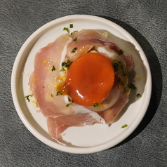 生ハムと卵黄醤油漬けポテサラ