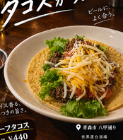 特製ビーフを包む柔らかなコーンの皮のタコスがおすすめ