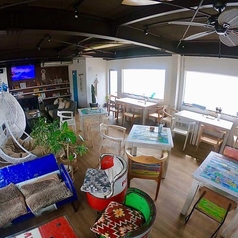 店内テーブル席は4名テーブルを5席ご用意しております。カフェを楽しみながらゆっくり本を読むも良し！お連れ様とおしゃべりも良し！開放的な海を見ながら最高のお時間をご提供いたします◎