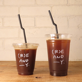 【カフェスタンド】REANDYのメインカウンター。土日祝日は週替わりでコラボパートナーがカウンターに。オリジナルのドリンクやスイートなどを提供します。また、地元を中心にした人気店のスイートもコラボして販売。