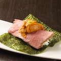 料理メニュー写真&nbsp;熟成牛肉ロースト雲丹海苔巻き(1かん)