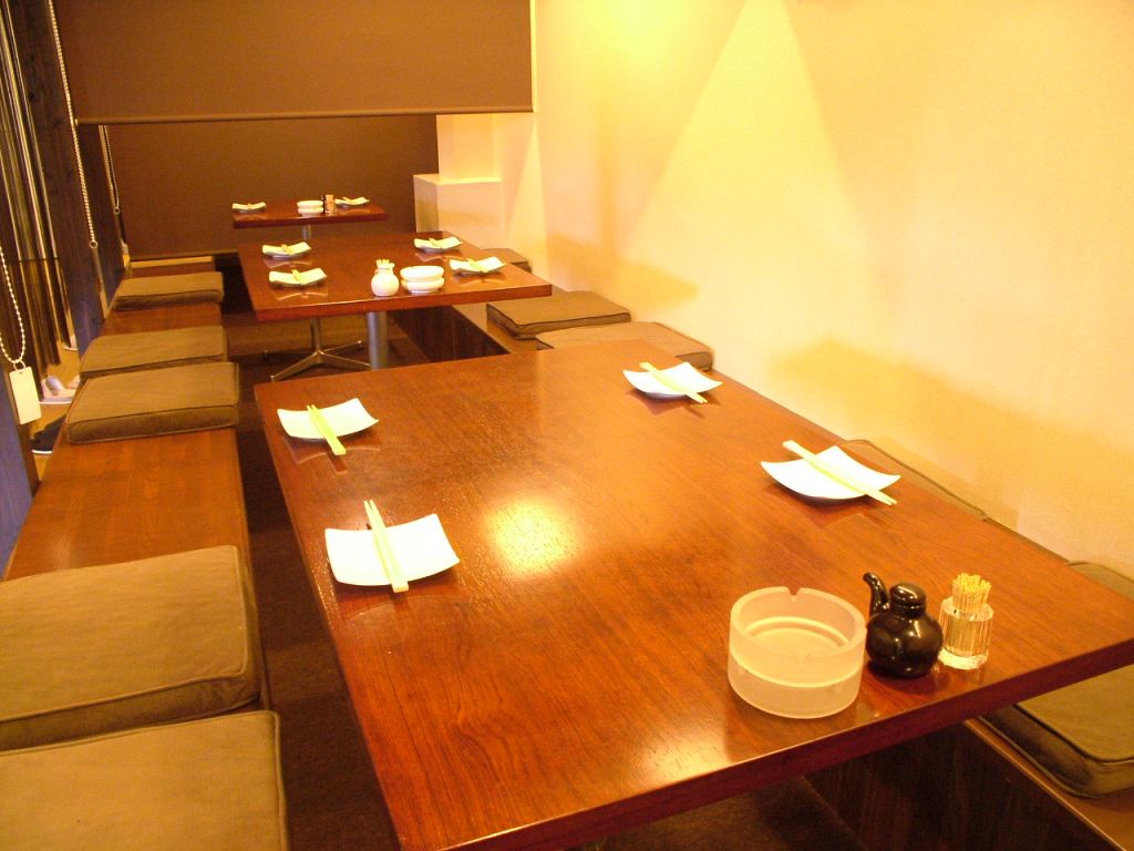 ロールカーテンの仕切りとスライド式のテーブルは用途に合わせて自由自在!!最大26名までＯＫ★