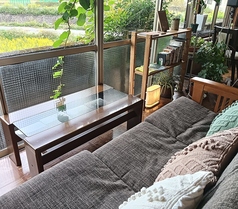 窓側に向いた席です