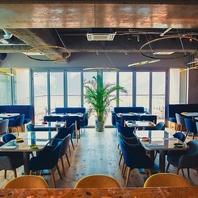 湘南の光を差し込む開放的な店内で忘れられない時間を。