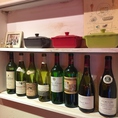 壁にかかっている棚にはワインがところ狭しと並んでおります。