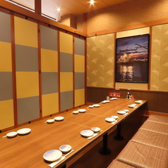 【貸切OK！広々掘りごたつ個室】開放感溢れる掘りごたつ個室も完備しております。最大54名様までご利用可能なので、新年会・同窓会等の各種宴会に是非ご利用ください。宴会にピッタリの「横断幕」or「寄せ書き焼酎ボトル」特典付きプレミアムコースもご用意しております！