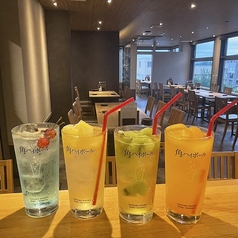 フレッシュなフルーツがたっぷり入った『季節のサワー』