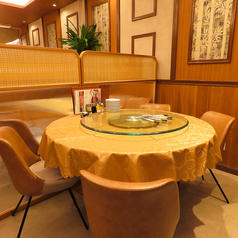 【円卓】当店のテーブル席は、落ち着いた雰囲気の中でゆったりとお食事を楽しむのに最適な空間です。美味しい料理を囲んでの楽しいひとときをお楽しみください。
