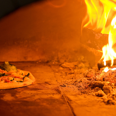 石窯で薪を使って焼で焼き上げる、本格的なピザが食べられる、イタリアンのお店。