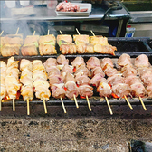 朝引き博多地鶏使用の炭火焼き鳥。鶏の珍味ボンジリ、定番カリカリ若鶏の皮、一頭で串2本半の豚のど軟骨などの鳥・豚・牛などの希少部位含めご提供しております。