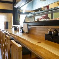 職人の技と向き合う一枚板カウンター