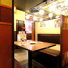≪4名様≫飲み会はやっぱりゆったり過ごせるのが◎！温かく照らすライトが落ち着きを与えてくれる店内は、グループでの飲み会やご家族の晩酌にも最適♪