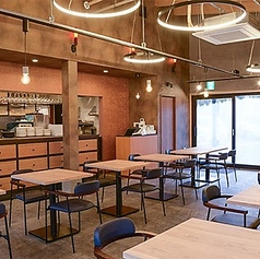 店舗貸切は最大50名様まで収容可能!結婚式の二次会や会社の大規模な打ち上げなど、特別なイベントを全力でサポートいたします。プロジェクター等の設備相談も承っており、一体感のあるパーティーが叶います。飲み放題付コースは4500円からと高コスパ。幹事様も安心の広々空間で、記憶に残る一夜を演出します。