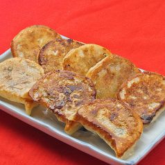 肉汁たっぷり☆あっつあつの【手作り焼き餃子】の写真